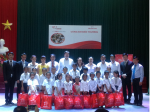 Công ty Bảo hiểm nhân thọ và Quỹ Tấm lòng vàng Báo Lao động trao 57 suất quà cho học sinh thành phố Điện Biên Phủ