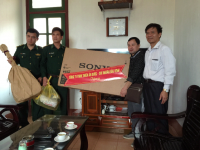 Liên đoàn Lao động tỉnh phối hợp cùng các nhà hảo tâm cùng bà con và đoàn mô tô phân khối lớn Làng Nành – Xã Ninh Hiệp – Huyện Gia Lâm – Hà Nội tổ chức trao quà từ thiện