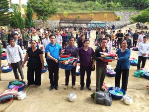 Trao quà trị giá trên 100 triệu đồng cho học sinh và gia đình có hoàn cảnh khó khăn xã Sá Tổng