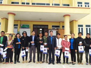 Liên đoàn Lao động tỉnh tặngTrao  quà Tết cho hộ nghèo xã Háng Lìa huyện Điện Biên Đông 01
