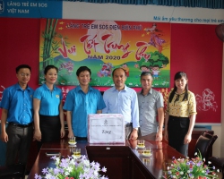 05 Liên đoàn Lao động tỉnh Điện Biên tặng quà trung thu 02