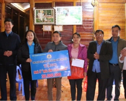 12 trao nhà huyện Nậm Pồ 01