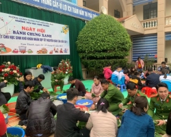 44 Ngay hoi banh chưng xanh và trao qua tet cho hs ngheo 01