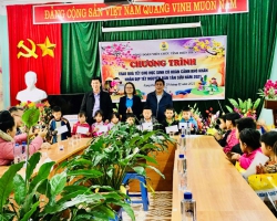 63 Tin CĐVC  trao quà tết cho hs xã Rạng Đông 02