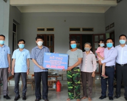 80 Trao tiền hỗ trợ cho con người lao động mắc bệnh hiểm nghèo