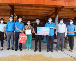 81 trao quà Tháng công nhân và tai nạn lao động 02