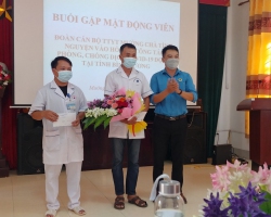 01 LĐLĐ trao tiền hỗ trợ ĐV đi Bình Dương