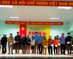 09 VKSND huyen Dien Bien tang goi an sinh tai Phu Yen 01