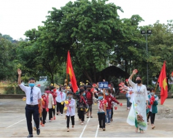 52 Liên đoàn Lao động tỉnh tặng quà nhân dịp năm học mới 08