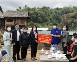 62 Công đoàn ngành Giáo dục phối hợp với Sở Giáo dục và Đào tạo trao quà hỗ trợ 01