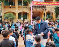 27 TIN TRAO QUÀ TƯ THIEN Mường Nhé 03