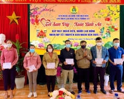 59 trao qua tết 02