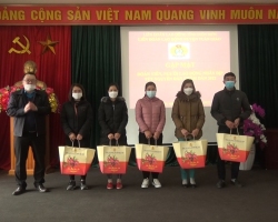 62 LĐLĐ huyện Tuần Giáo tặng quà Tết cho đoàn viên, NLĐ 01