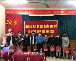 78 tin TẶNG QUÀ TÂN BINH NHẬP NGŨ huyện mường chà