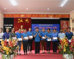 58 TIN TỔ CHỨC TRAO QUÀ CHO CNLĐ NHÂN THÁNG CN 01