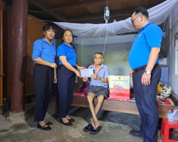 25 tin Tuan giao Tham, tang qua nhan ky niem 75 nam ngay TBLS 2022 01
