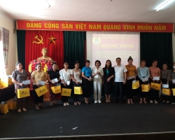 42 tin Trao tặng nhiều suất quà cho giáo viên có hoàn cảnh khó khăn 03