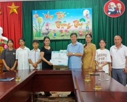 53 tin Lãnh đạo Liên đoàn Lao động tỉnh thăm và tặng quà thiếu niên nhi đồng dịp Tết Trung thu 2022 02