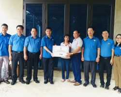 11 Trao hỗ trợ nhà ở từ nguồn hỗ trợ CĐ Công thương VN 04