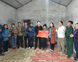 05 Tin LĐLĐ thành phố trao nhà cho hộ nghèo 01