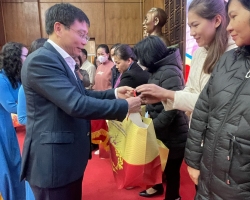 Bộ trưởng Bộ Giao thông Vận tải trao quà cho đoàn viên, người lao động Điện Biên