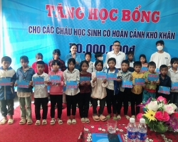 LĐLĐ Điện Biên: 70 suất học bổng được trao cho con phụ nữ, con đoàn viên, công nhân, viên chức, lao động có hoàn cảnh khó khăn.