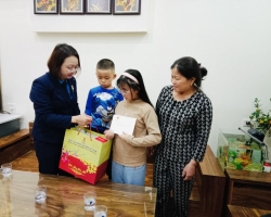 Công đoàn Viên chức tỉnh Điện Biên thăm hỏi gia đình đoàn viên, người lao động có hoàn cảnh khó khăn nhân dịp tết Nguyên đán Giáp Thìn 2024.