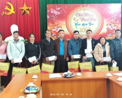 Liên đoàn Lao động huyện Điện Biên Đông thăm, tặng...
