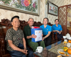 Liên đoàn Lao động tỉnh Điện Biên tổ chức thăm hỏi, tặng quà tri ân các gia đình thân nhân liệt sĩ, thương binh, bệnh binh, Chiến sĩ Điện Biên