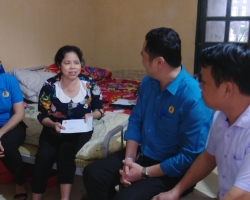 TRAO QUÀ ANH 1