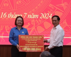 BỘ TRƯỞNG BỘ NGOẠI GIAO THĂM TẶNG QUÀ CNLĐ TỈNH ĐIỆN BIÊN