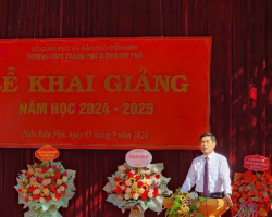 Chủ tịch Liên đoàn Lao động tỉnh Tẩn Minh Long dự Khai giảng năm học mới tại trường THPT Thành phố Điện Biên Phủ