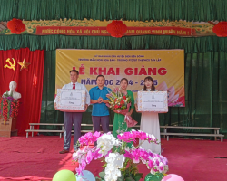 Các đồng chí Lãnh đạo Liên đoàn Lao động tỉnh dự khai giảng  năm học mới 2024 -2025