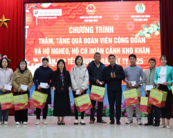 Tặng quà Tết cho 100 đoàn viên công đoàn, người lao động