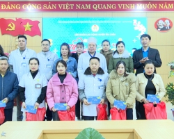 Trao quà Tết cho đoàn viên huyện Tủa Chùa