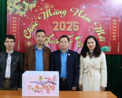Ban Thường vụ Liên đoàn Lao động tỉnh Điện Biên thăm, chúc Tết Ban Thường vụ Liên đoàn Lao động huyện Điện Biên Đông và các đơn vị trên địa bàn xã Háng Lìa