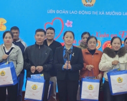 Lãnh đạo Liên đoàn Lao động tỉnh thăm, tặng quà Tết đoàn viên công đoàn thị xã Mường Lay