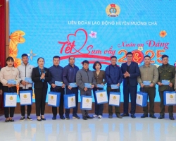 Trao hơn 200 phần quà chăm lo Tết cho đoàn viên công đoàn huyện Mường Chà