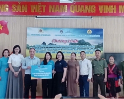 Chương trình trao tặng quà tại Tủa Chùa: 141 bộ áo dài, tủ sách thiếu nhi và công trình "Thắp sáng đường quê"