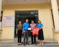LĐLĐ huyện Điện Biên Đông thăm hỏi đoàn viên có...