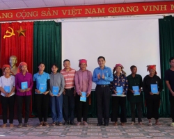 Liên đoàn Lao động tỉnh Điện Biên trao quà cho hộ...