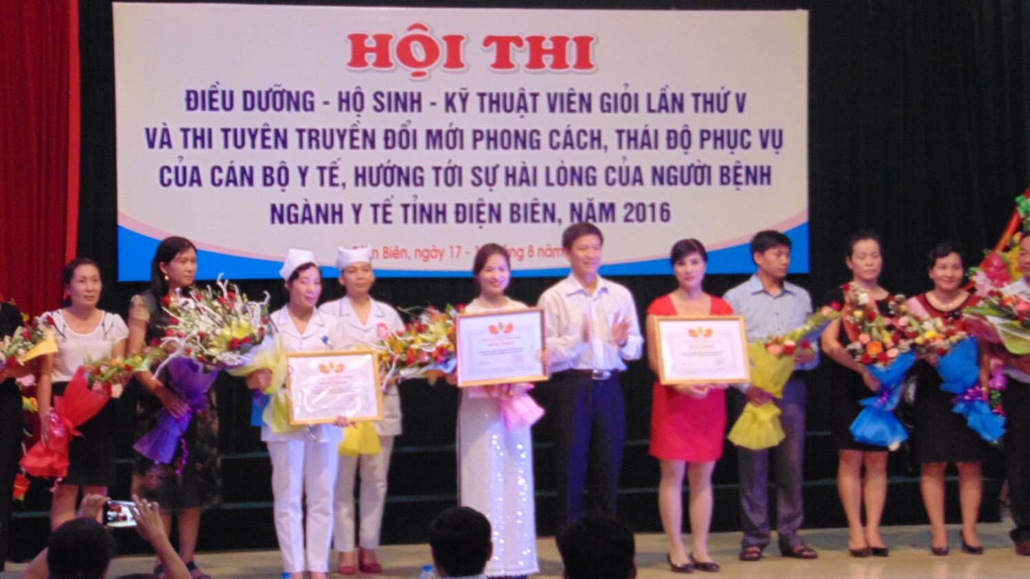 Đc Lê Thanh hà Phó Chủ tịch thường trực LĐLĐ tỉnh trao bằng khen cho các tập thể đạt giải cao Hội ThiTuyen truyền Đổi mới PCTĐPV