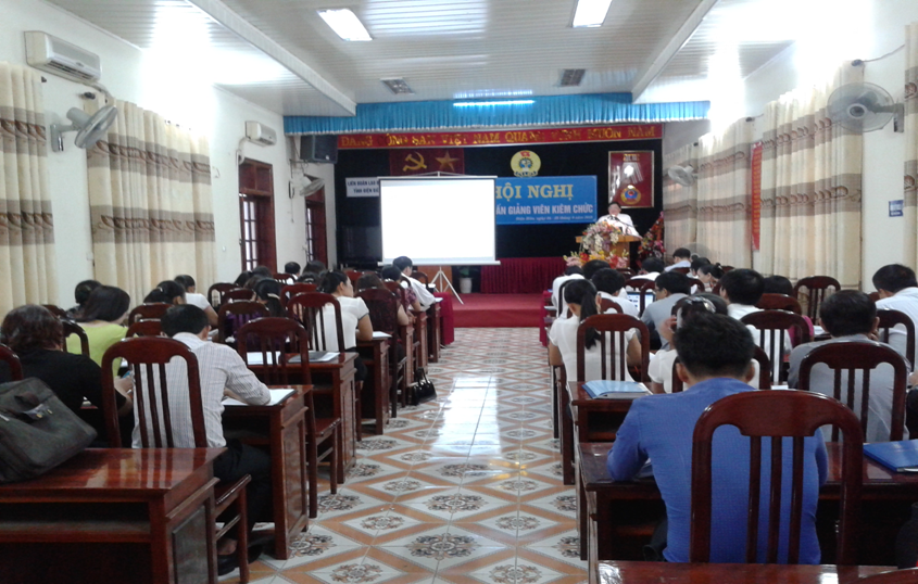 Đ/c Hoàng Ngọc Vinh - Chủ tịch LĐLĐ tỉnh hướng dẫn xây dựng giáo án, đề cương bài giảng đối với giảng viên kiêm chức