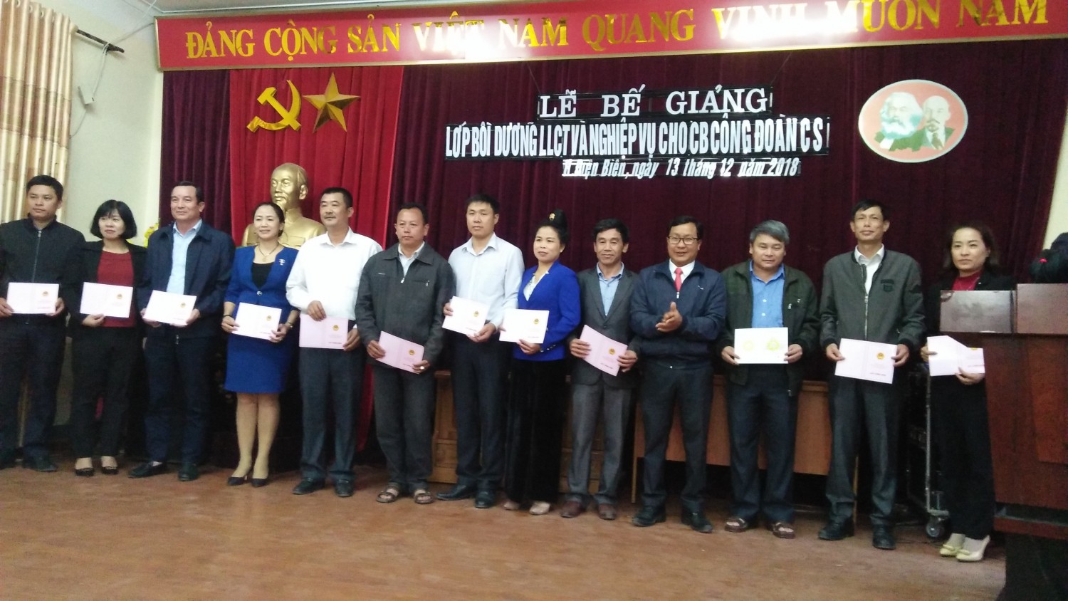 Bê giang và trao giấy chứng nhận cho học viên lơp tâp huân 2018