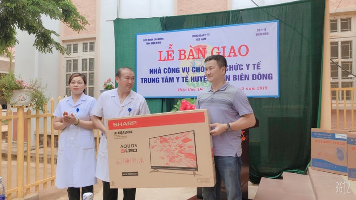 32 GẮN BIỂN CHÀO MỪNG 90 NĂM THÀNH LẬP CÔNG ĐOÀN 03