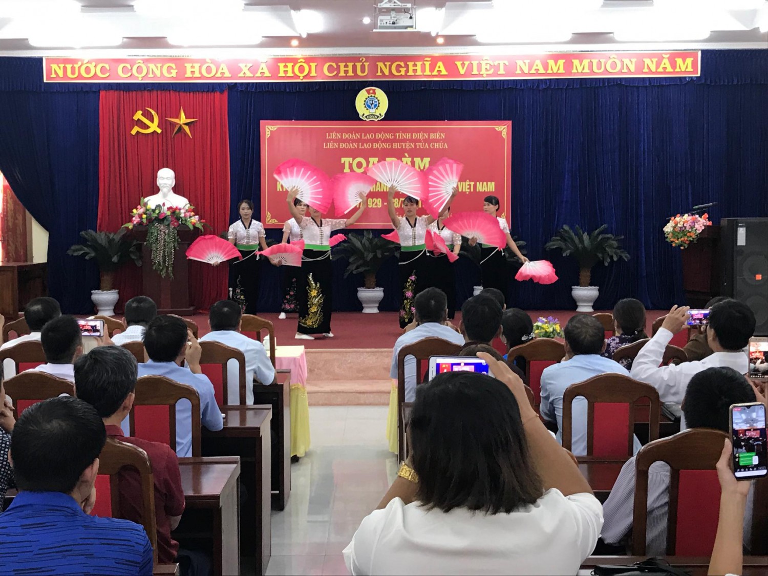 25 tin tọa đàm kỷ niệm 90 năm thành lập công đoàn Việt Nam 04