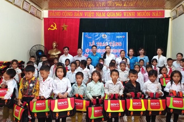 LĐLĐ Điện Biên trao phao cho học sinh vùng lũ 01