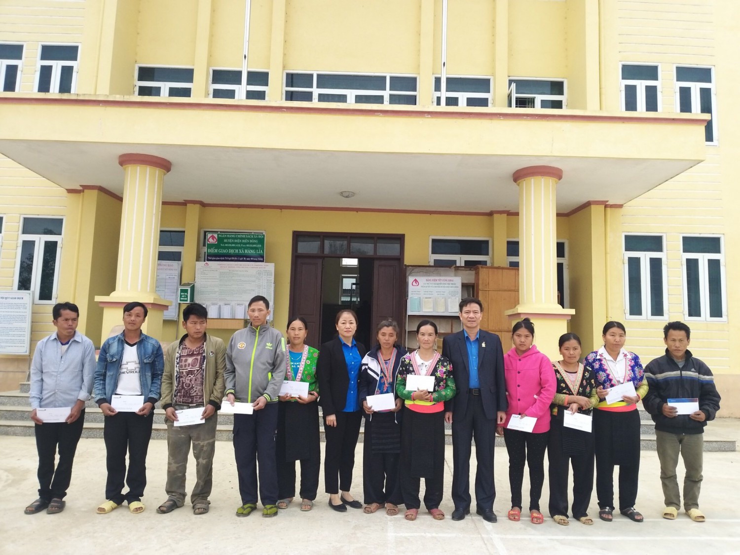 Liên đoàn Lao động tỉnh tặngTrao quà Tết cho hộ nghèo xã Háng Lìa huyện Điện Biên Đông 02
