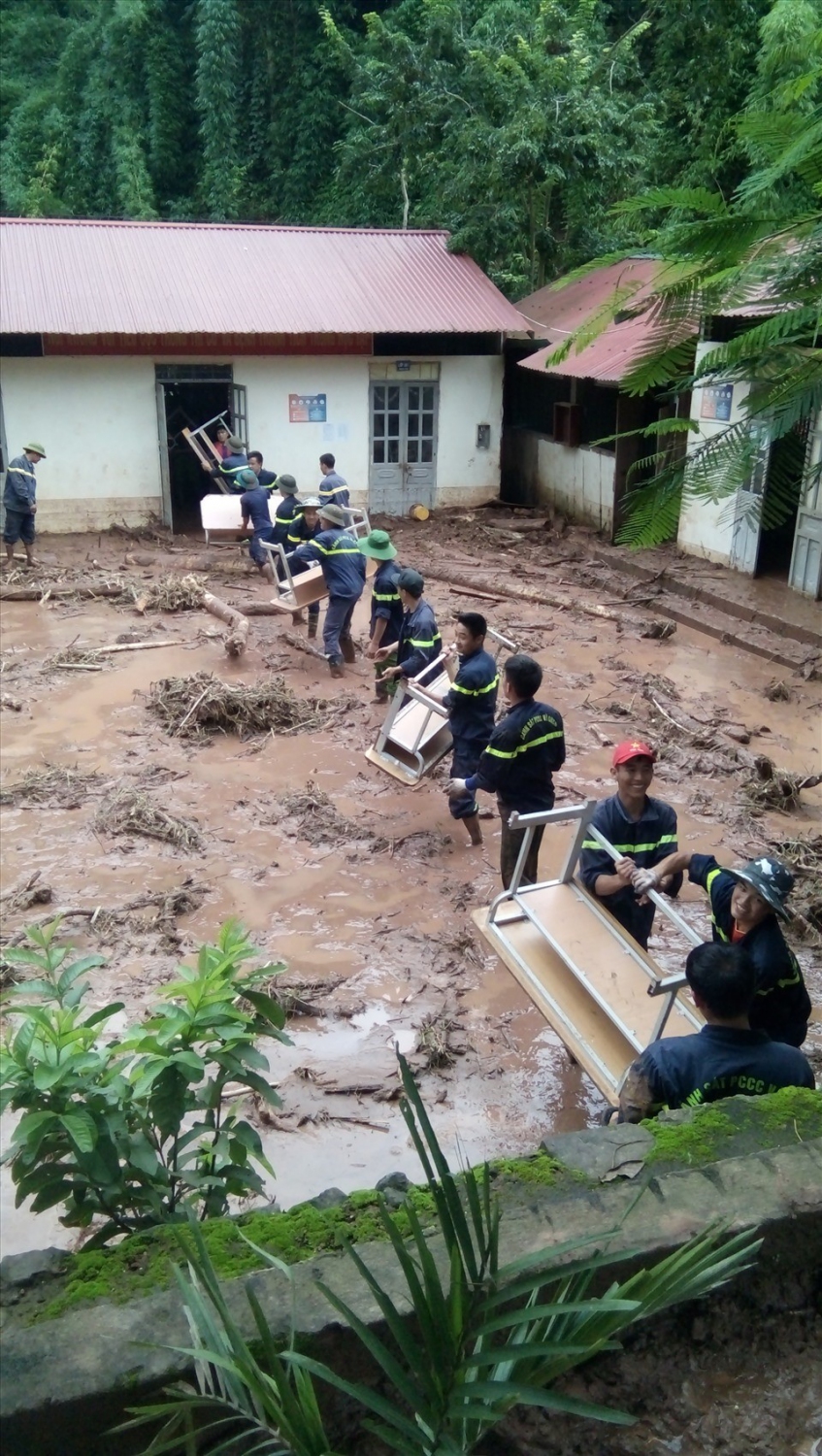 35 TIN LŨ CUỐN TRÔI NHÀ CỦA ĐOÀN VIÊN CĐ NẬM NHỪ 05