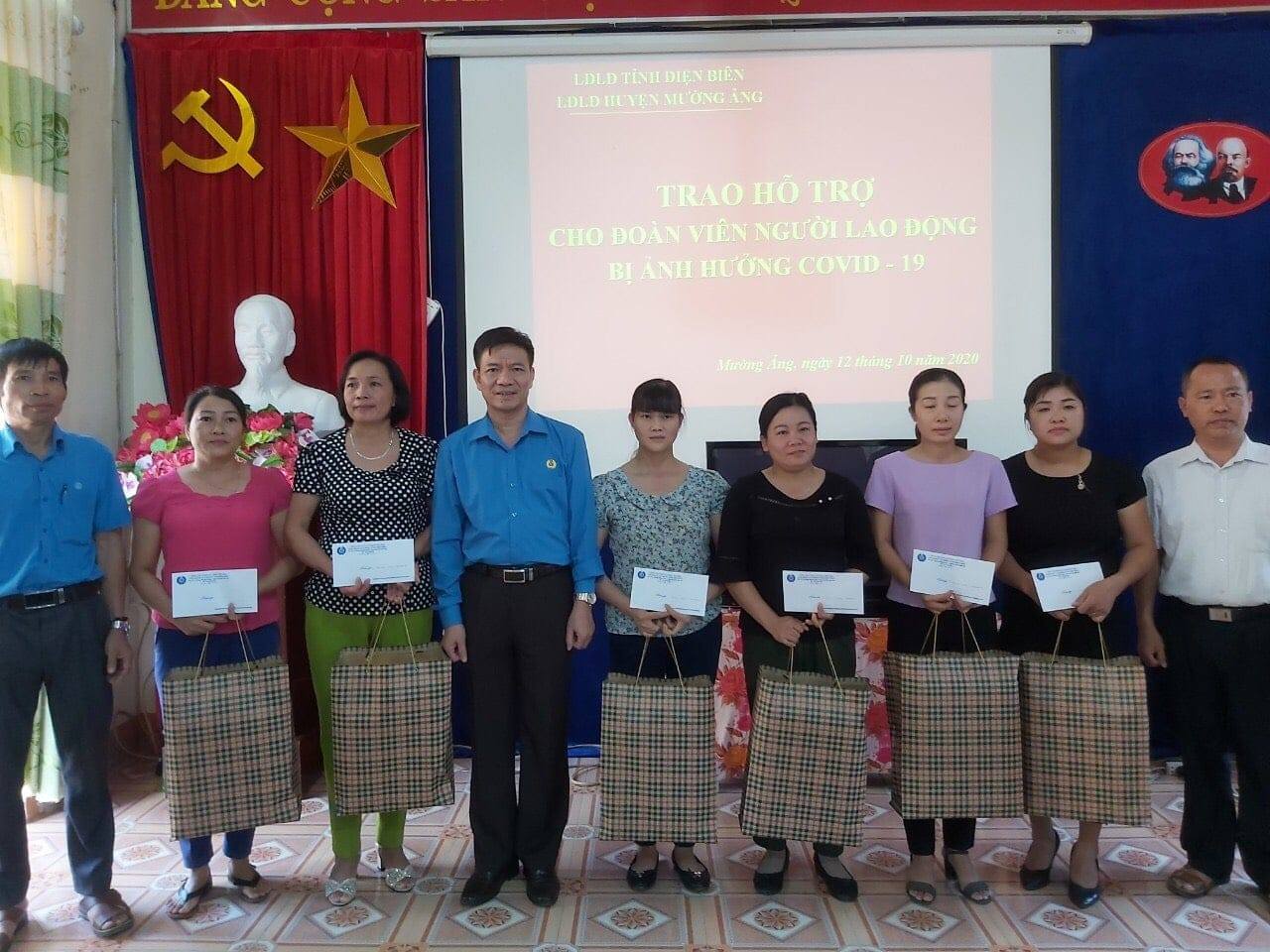 13 Trao quà hỗ trợ đoàn viên bi anh huong do covid 02